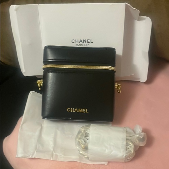 CHANEL Black and Gold case - Picture 1 of 17